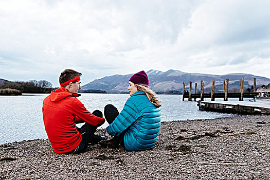 年轻,情侣,远足,坐,水,边缘,湖区,坎布里亚,英国