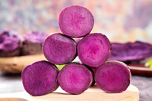 木底上放着一堆切开的紫薯