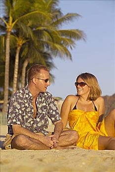 夏威夷,瓦胡岛,怀基基海滩,坐,夫妇,海滩,棕榈树,背景