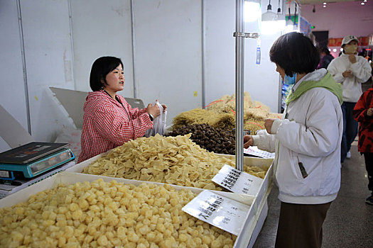 数百种特惠商品亮相展销会,市民蜂拥而至现场,淘宝