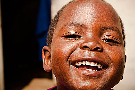 非洲年轻女孩,在相机微笑