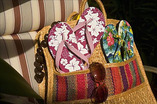 夏威夷,风格,人字拖鞋,编织物,海滨游泳手提袋,花环,墨镜,坐,条纹,沙滩椅