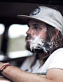 胡须,男青年,戴着,棒球帽,坐,汽车,吸烟,香烟
