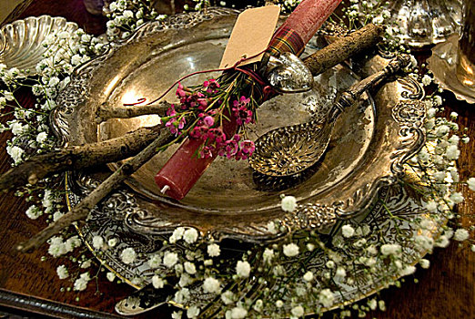 餐具摆放,蜡烛,细枝,系,花,银盘