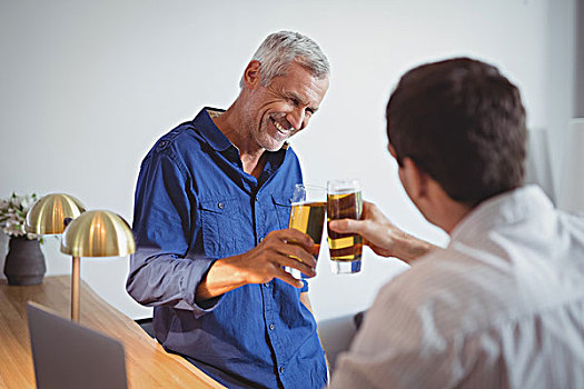 两个男人,祝酒,玻璃杯,啤酒,餐馆