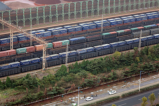 山东省日照市,港口运输市场繁忙有序,铁路货场集装箱专列满满当当