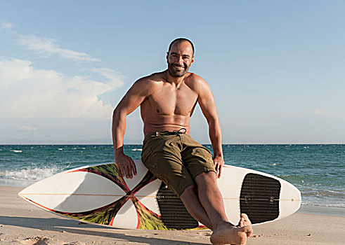一个,男人,坐,冲浪板,海滩,安达卢西亚,西班牙