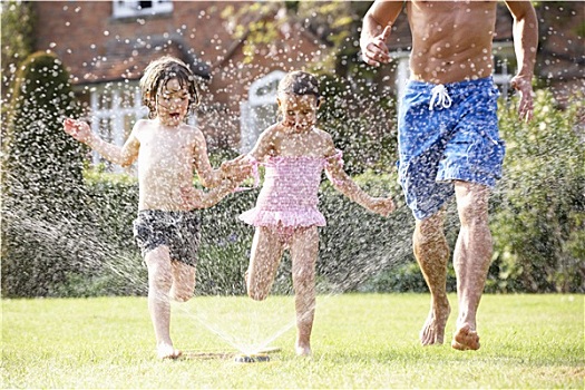 父亲,两个孩子,跑,花园,洒水器