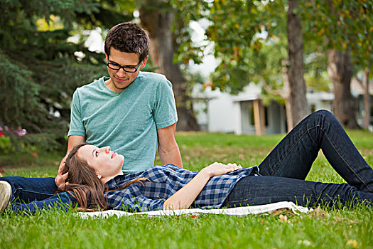 年轻,情侣,享受,相互,伙伴,公园,艾伯塔省,加拿大