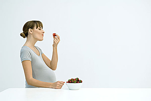 孕妇,吃,草莓,碗,侧面视角