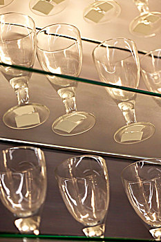 成排的透明玻璃酒杯