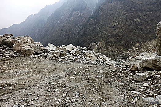 汽车素材,烂路乱石,山路