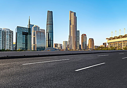 前景为沥青路面的广州城市建筑群