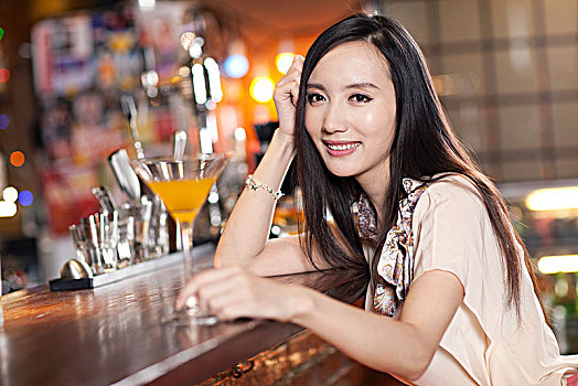 年轻女性在酒吧
