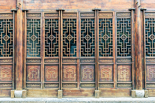 中式古建筑的古典实木隔扇门窗,拍摄于南京老门东