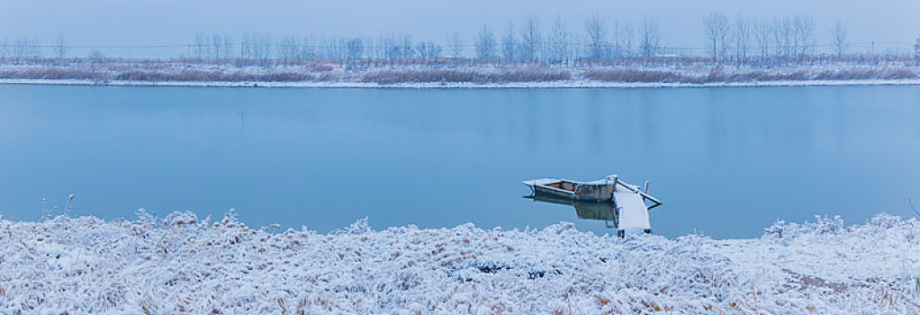 冬季雪后河边风景