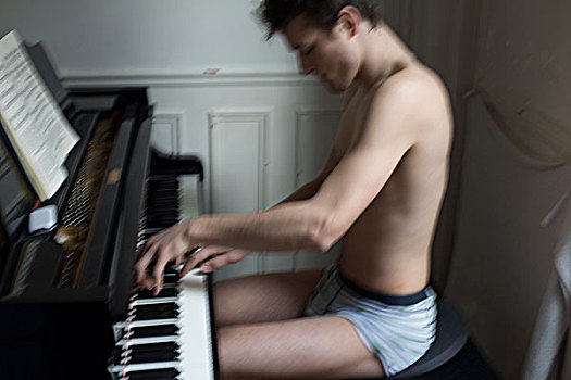 敞胸,男青年,演奏,钢琴