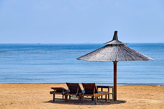 河北秦皇岛公海滩上的休闲太阳伞