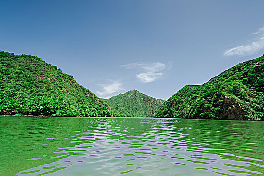 蓝天白云,青山绿水,水长城