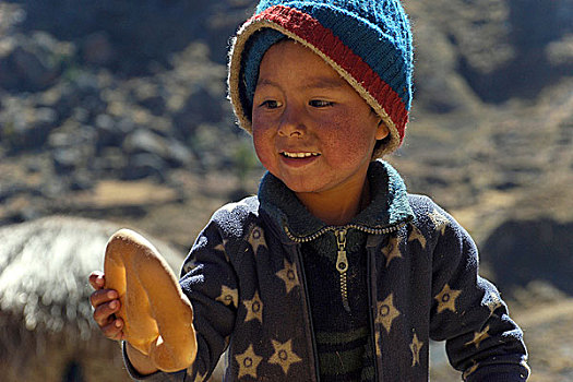 男孩,拿着,面包,手,靠近,库斯科,安第斯山,秘鲁,南美