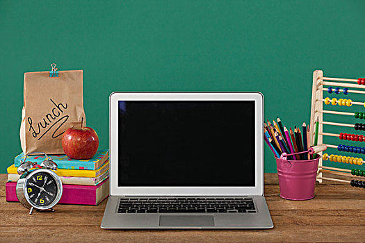 学习用品,笔记本电脑,木桌子,绿色背景