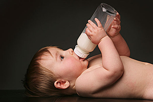 婴儿,卧,背影,喝,牛奶,瓶子,艾伯塔省,加拿大