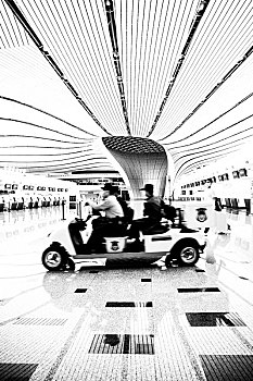 北京大兴机场机场内的旅客和工作人员