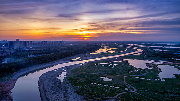 武汉机场高速处的府河旱情