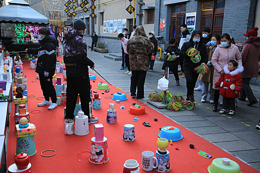 山东省日照市,特色虎年吉祥物呆萌可爱,市民逛街购物套圈休闲尽享欢乐春节