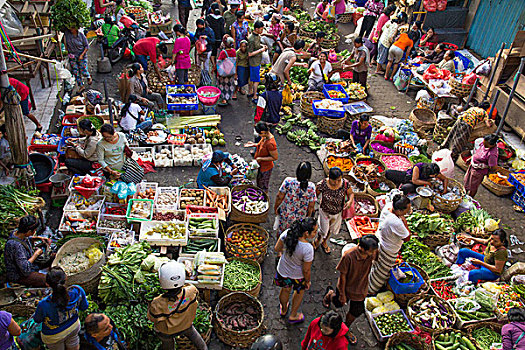 印度尼西亚,巴厘岛,早晨,花,果蔬,市场,人,销售,水果,蔬菜,稻米,调味品,蛋,肉制品,鸡肉,鞋,音乐,发饰,衣服