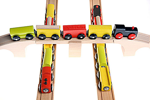 三个,玩具,木质,火车,穿过,铁道口,铁路桥