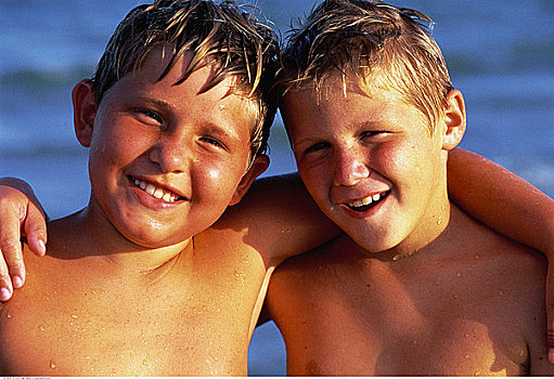 肖像,两个男孩,海滩
