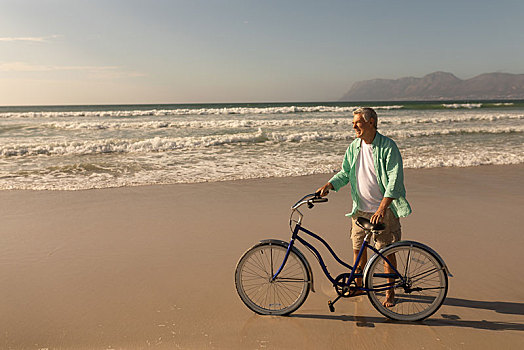 老人,站立,自行车,海滩