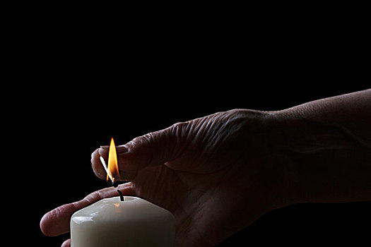 老太太,手,火,蜡烛,黑色背景