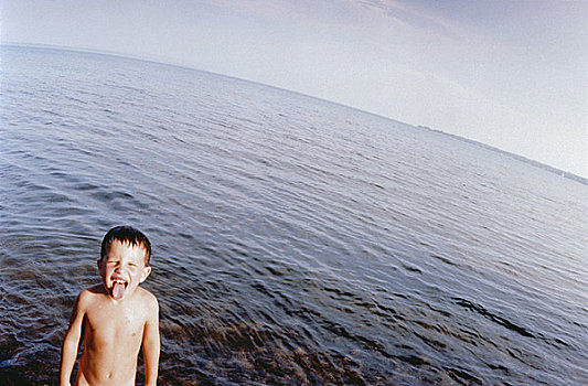 男孩,肖像,站在水中