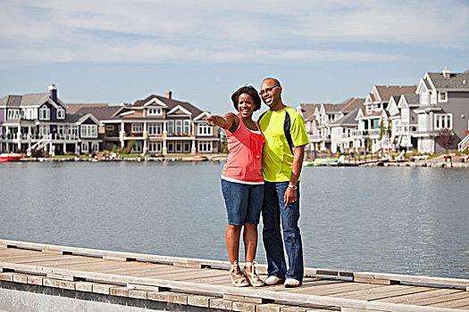夫妻,站立,码头,看,住宅,湖,附近,艾伯塔省,加拿大
