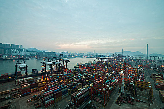 黎明中的香港集装箱货运码头