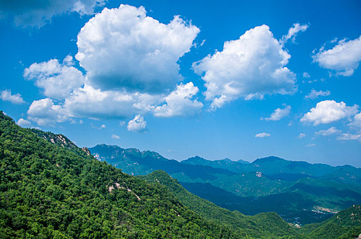 晴朗天气有云朵的山地环境