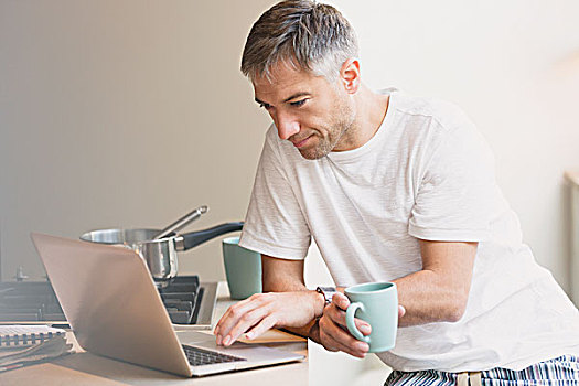 男人,睡衣,喝咖啡,工作,笔记本电脑,厨房