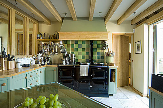 厨房,炉子,绿色,瓷砖墙,木梁