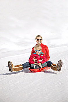 女人,微笑,头像,坐,孩子,雪撬,雪中,阿尔卑斯山,瑞士