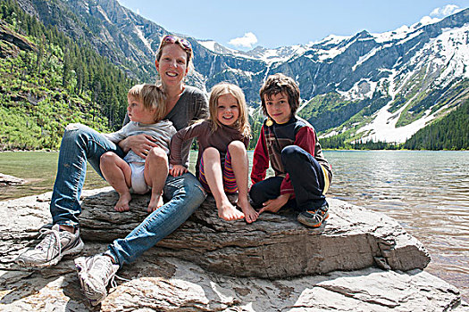 家庭,坐,一起,岩石上,冰川国家公园,蒙大拿,美国