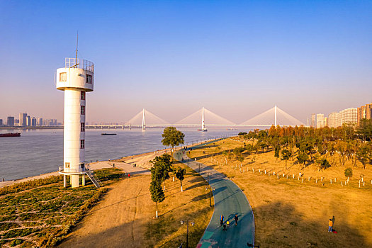 中国武汉青山江滩信号塔与二七长江大桥