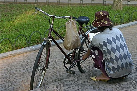 后视图,女人,修理,自行车,河内,越南