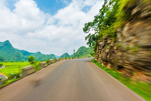 奔驰在动感的山路