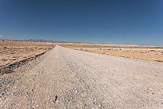 中国西部荒野道路