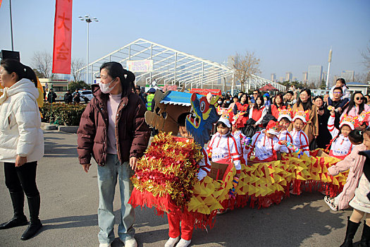 舞龙大会上的萌龙,吸引全场目光