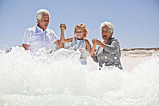女孩,享受,海滩,祖父母