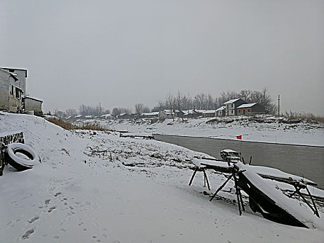 大通镇江边雪景