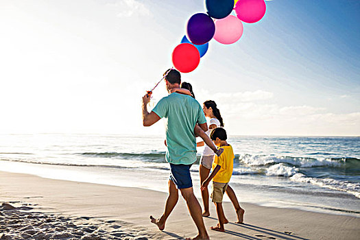 可爱,家庭,走,拿着,气球,海滩